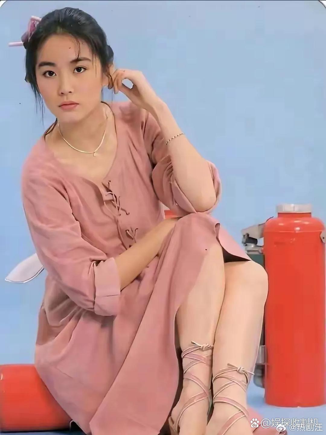 林青霞，脚上的鞋子，在那时候是够时尚了。