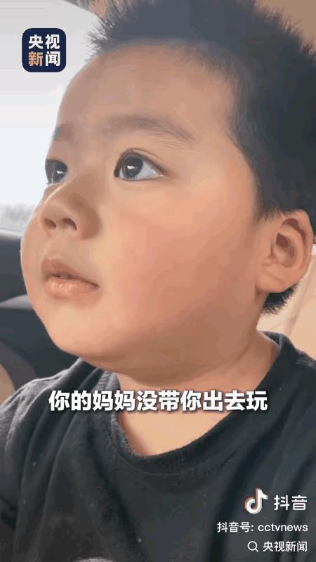 “这个男孩儿火了！”妈妈愧疚假期没能带孩子出去玩，每天早起跟着妈妈生活辛苦了，万