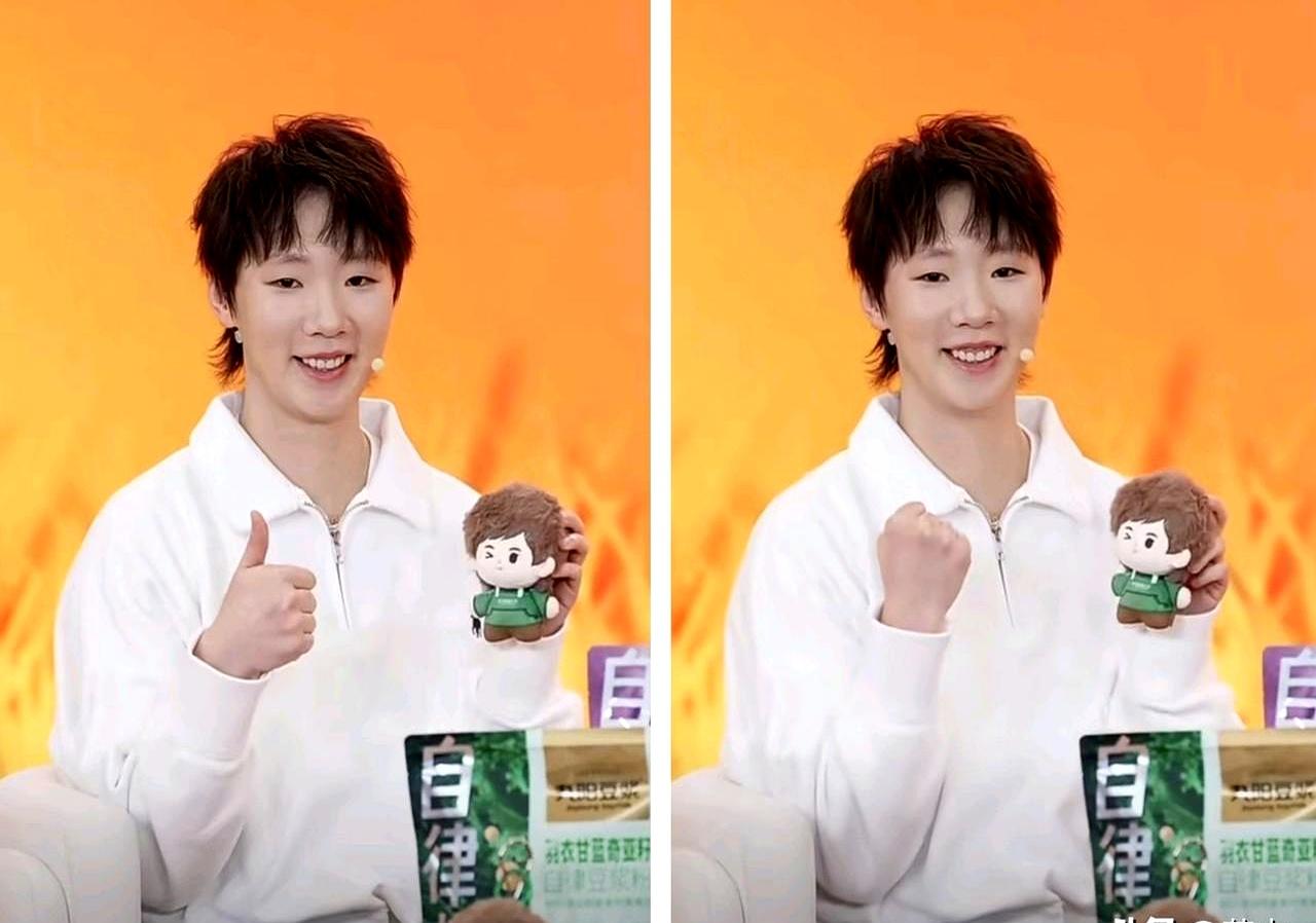 王曼昱一打扮，弹幕直接炸锅。九阳直播间里她穿休闲黑西装，侧脸杀比超模还稳