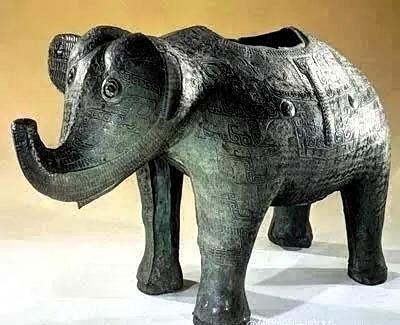 法国通过文物归还法案，最尴尬的就是英国了。毕竟当时是一块抢的，如今法国做出这一决