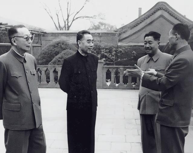 开国上将张爱萍脾气大，人所共知，可是在三个人面前，他却始终毕恭毕敬，非常尊敬张