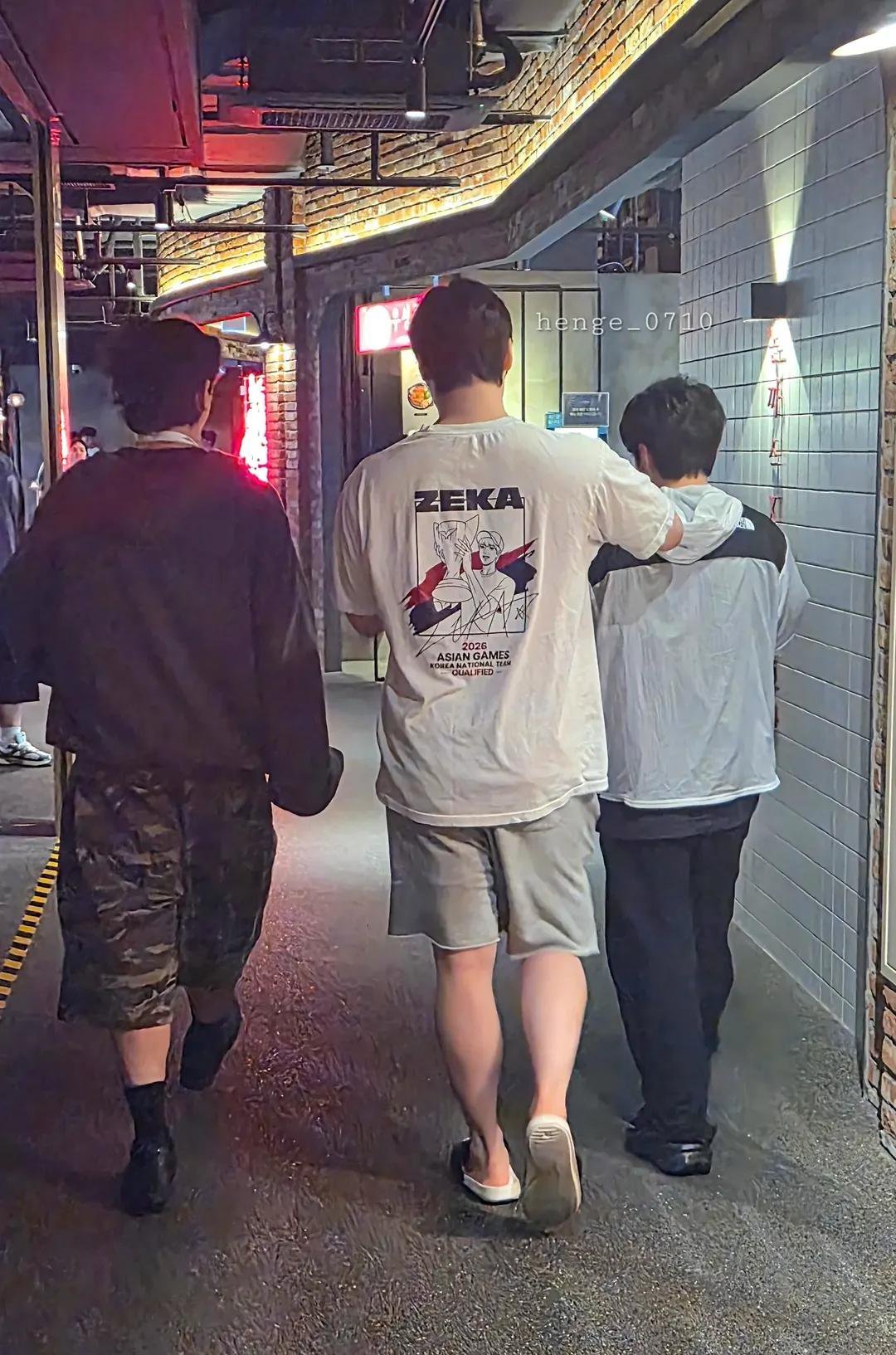 博主分享前两天偶遇了Faker。拍照和签名都不允许，但Faker超级友好，还和博主握了手。团队其他人