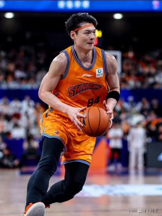 肌肉明显！王哲林瘦这么多！今晚的CBA比赛，上海男篮以95-85战胜吉林男篮