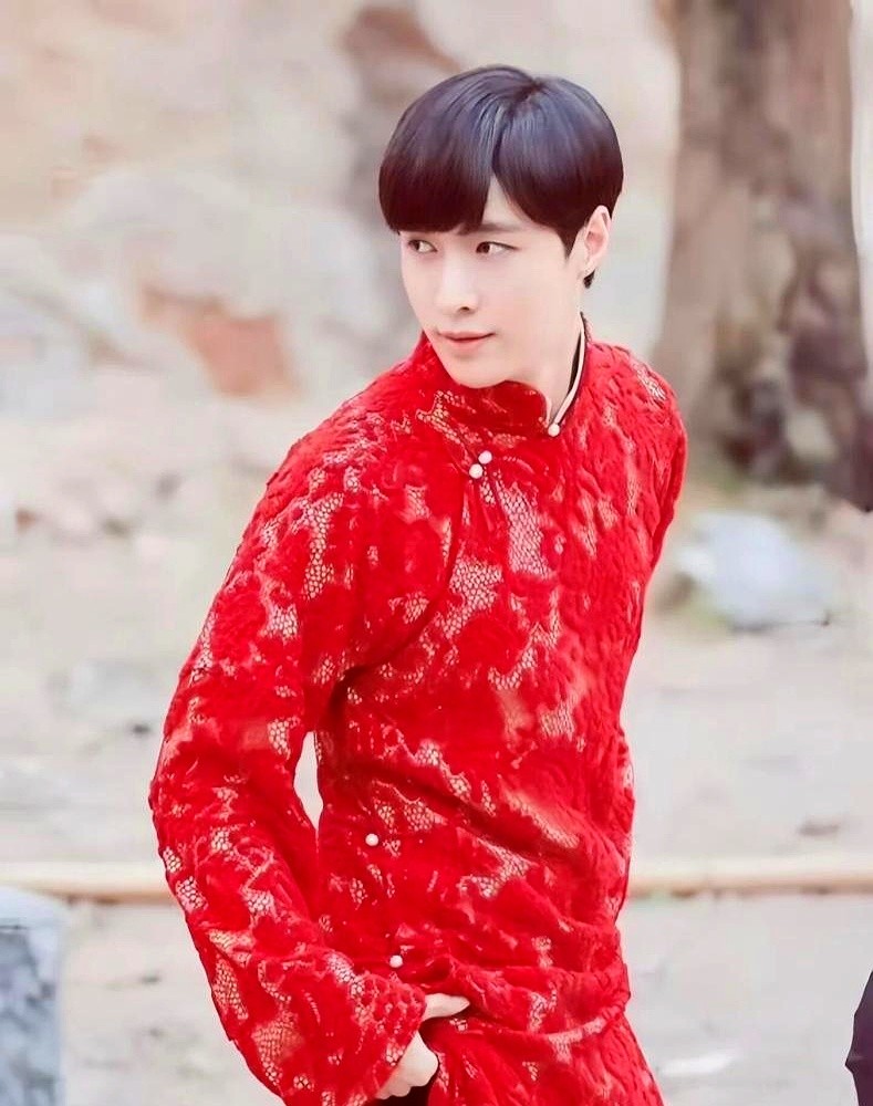 新版《九门》一播，弹幕里全在喊十年前的张艺兴。陈伟霆和曾舜晞撑着场子。镜头切到徐正溪的二月红，一身冷