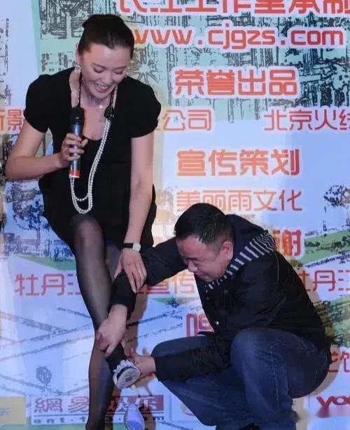 潘长江为梁爱琪脱掉高跟鞋?梁爱琪短裙黑丝袜现身活动，潘长江主动帮她脱高跟鞋，这