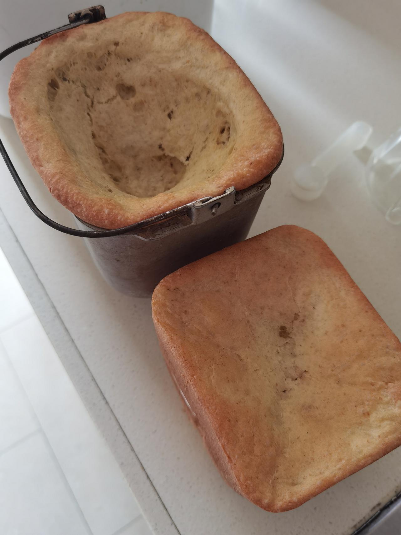 昨天用面包机做了两个面包，结果都失败了。用了十几年的面包机第一次出现这种情况。