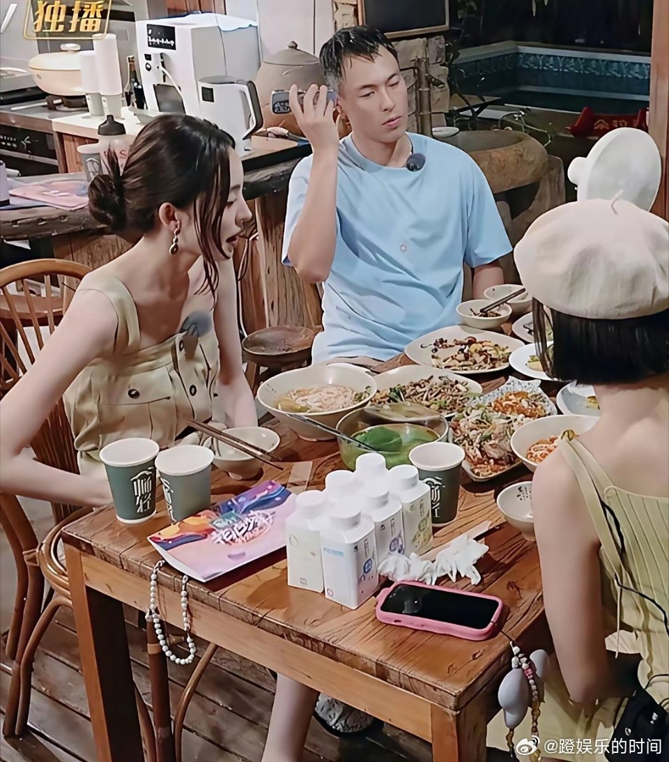 娜扎这得是多瘦啊，不敢想在镜头都这样，现实生活中得多瘦​​​