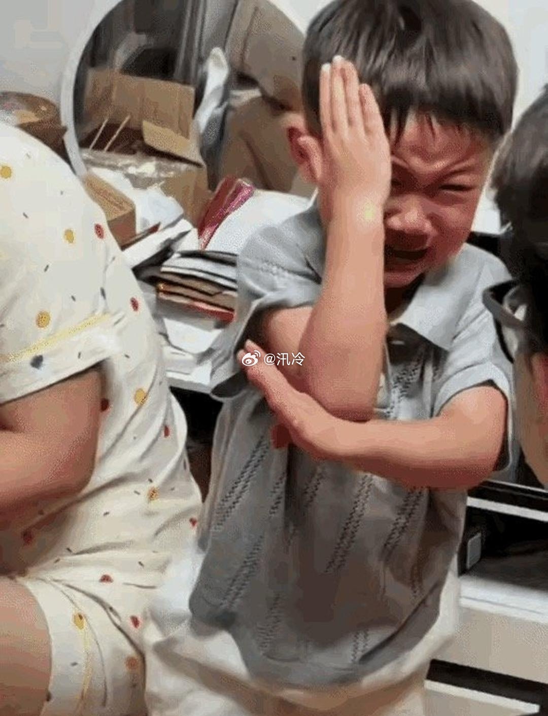 小孩已经起了杀心他只是不知道这个手势并没用这可是奥特曼的终极杀器。。。