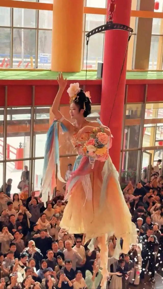 回档重开，五粮液低开4%。五月第一天开盘，五粮液因公布年度报表，早盘大幅低开，