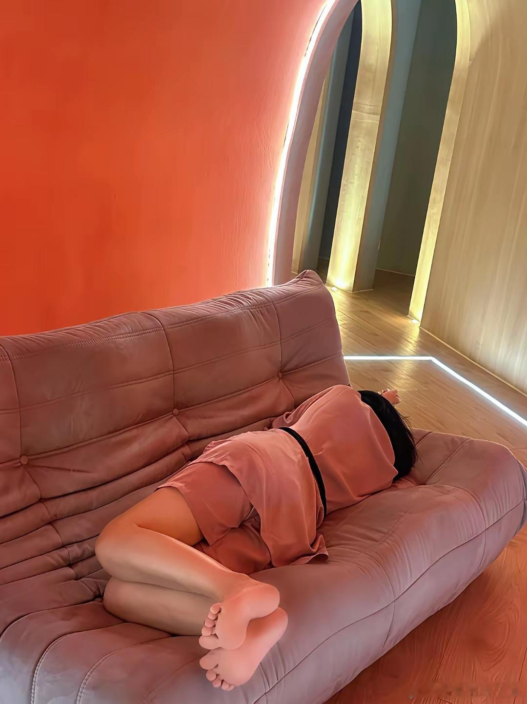 为什么男的喜欢少妇?因为少妇通常被筛选过了，相同年龄漂亮女性通常有优先择偶权，更