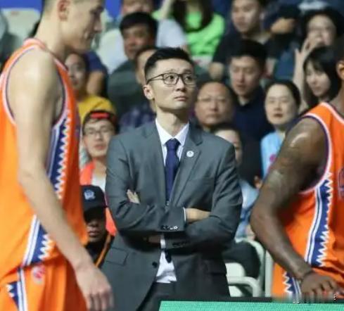 现在看CBA本赛季第一个下课的主教练不是丁伟，是刘炜。新疆主场打青岛，全场就听