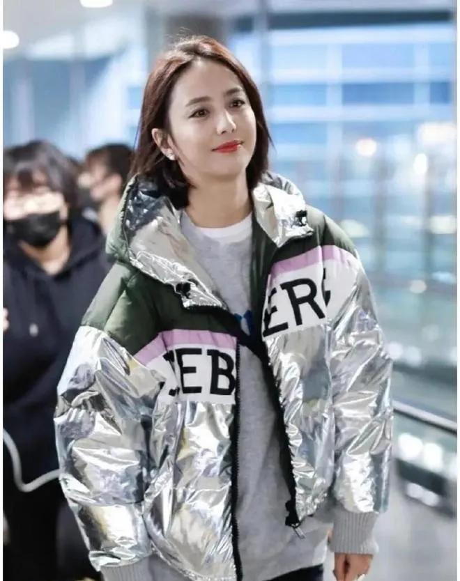 她的短发搭配银色短款羽绒服，也太会穿了！这样穿不仅保暖，还特别有活力，把帅气