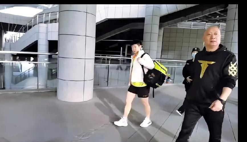 追训练路透被暖到！莎莎和杨导这氛围太好嗑刷到孙颖莎和杨广弟教练去训练馆啦✨