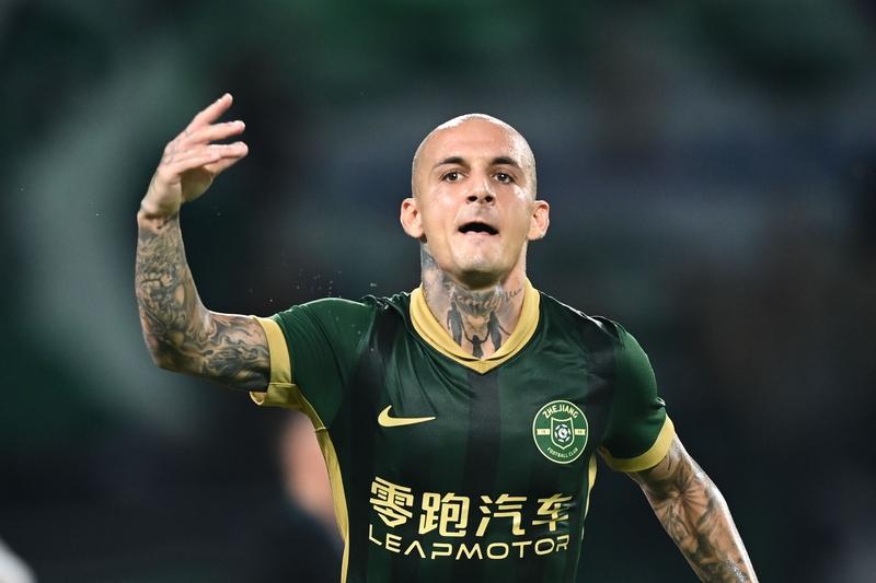 浙江与重庆铜梁龙比赛，米特里策拽李镇全的头发被红牌罚下，浙江队贴出视频疑似李镇全