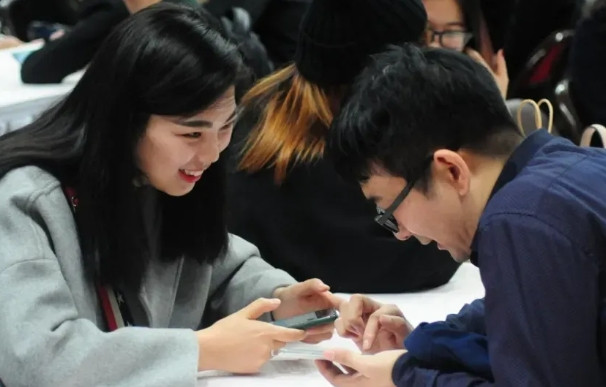 为什么现在有很多人说建议现在的年轻人，即使再穷也要结婚？因为婚姻真的能让你少走很