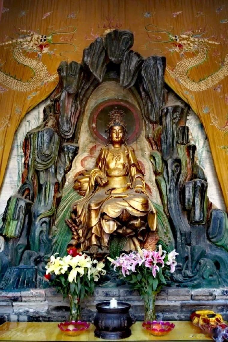 白马寺的香火里，藏着一句最温柔的提醒。这尊倒坐观音，背对主佛，面朝众生，静静坐