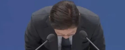 刚刚，韩国总统李在明鞠躬道歉，全场沉默无声据《韩民族日报》报道，韩国总统李在明