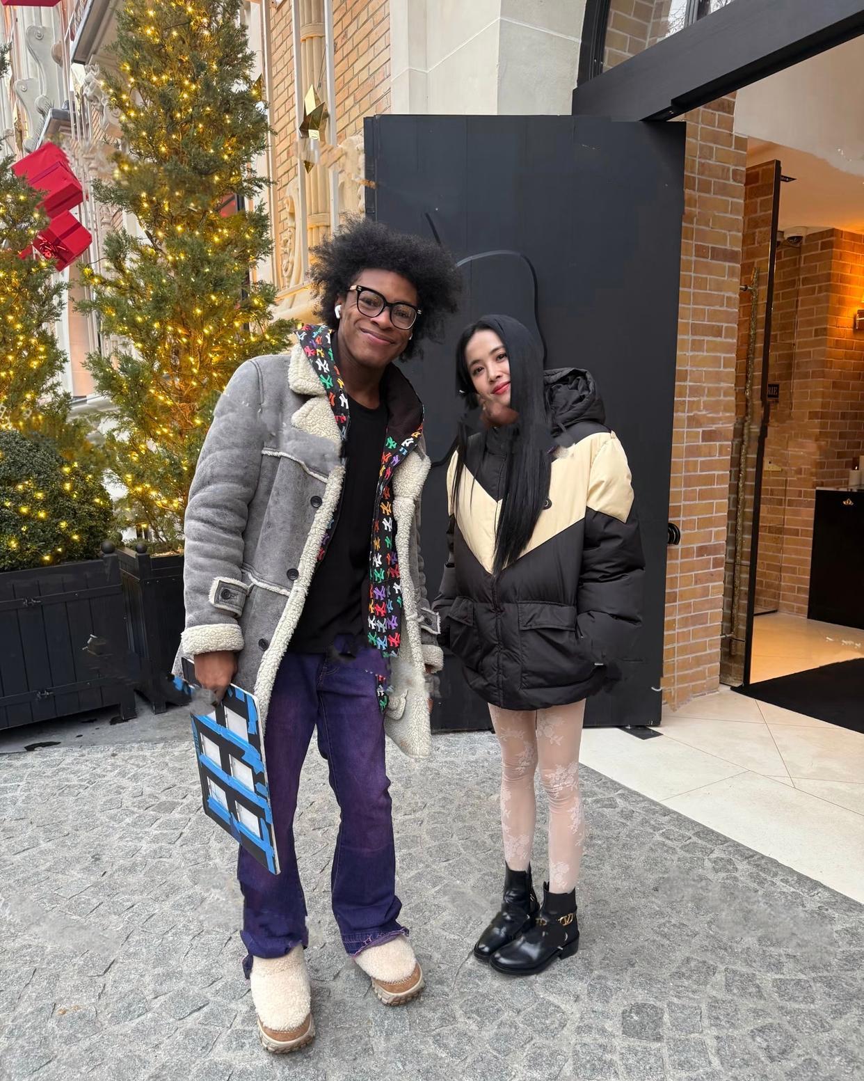 小天后蔡依林现身法国巴黎，和黑人老外粉丝合影，已经45岁的蔡依林还是那样漂亮，长