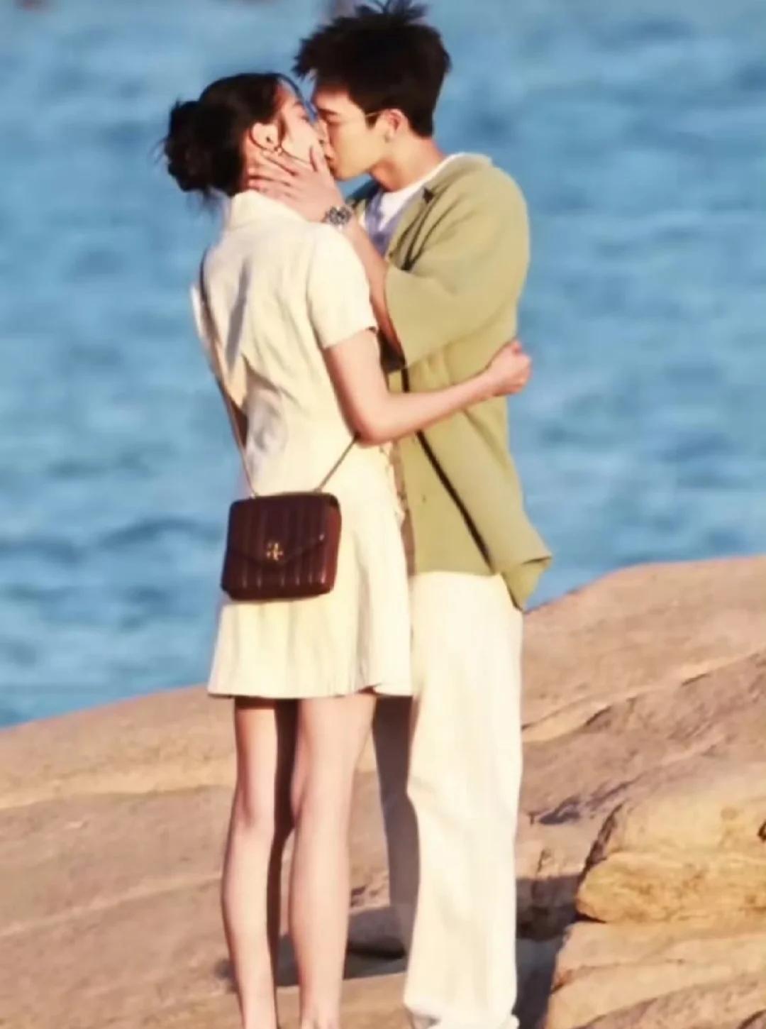 每次看到关晓彤这张海边吻照，就心疼鹿晗。这就是演员女友与歌手男友之间的“悲哀”。