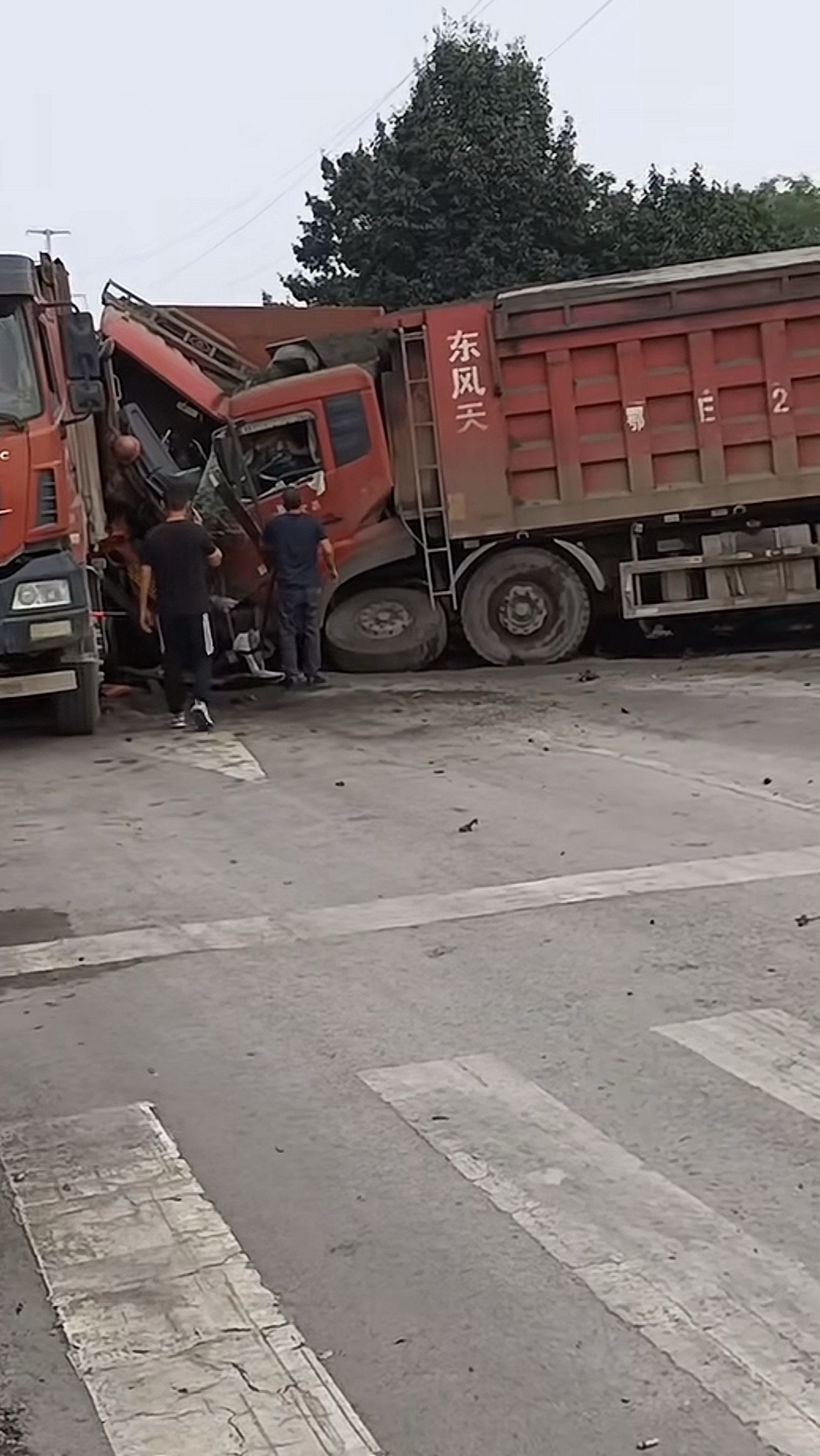 本该各行其道，偏偏一场相逢，撞得两败俱伤车祸猛于虎行车需谨慎莫拿生命安全当儿戏交通事故现场
