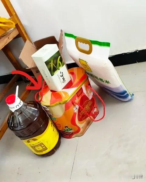 昨天，外甥女来看我们。一进门，看到她拿的东西，我老伴直接笑了！一袋米，一桶