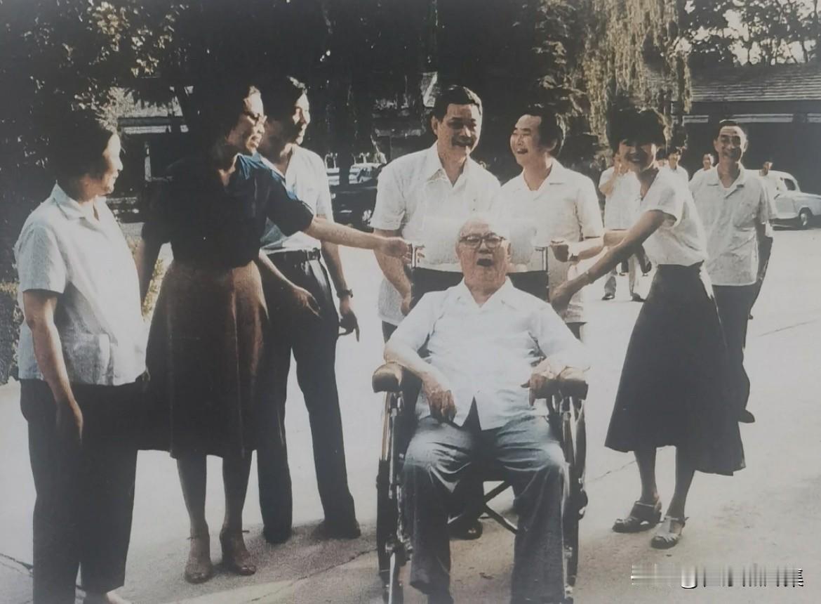 1983年6月，叶剑英元帅与子女们在一起。左起：叶楚梅、叶文珊、叶选廉、叶选平、