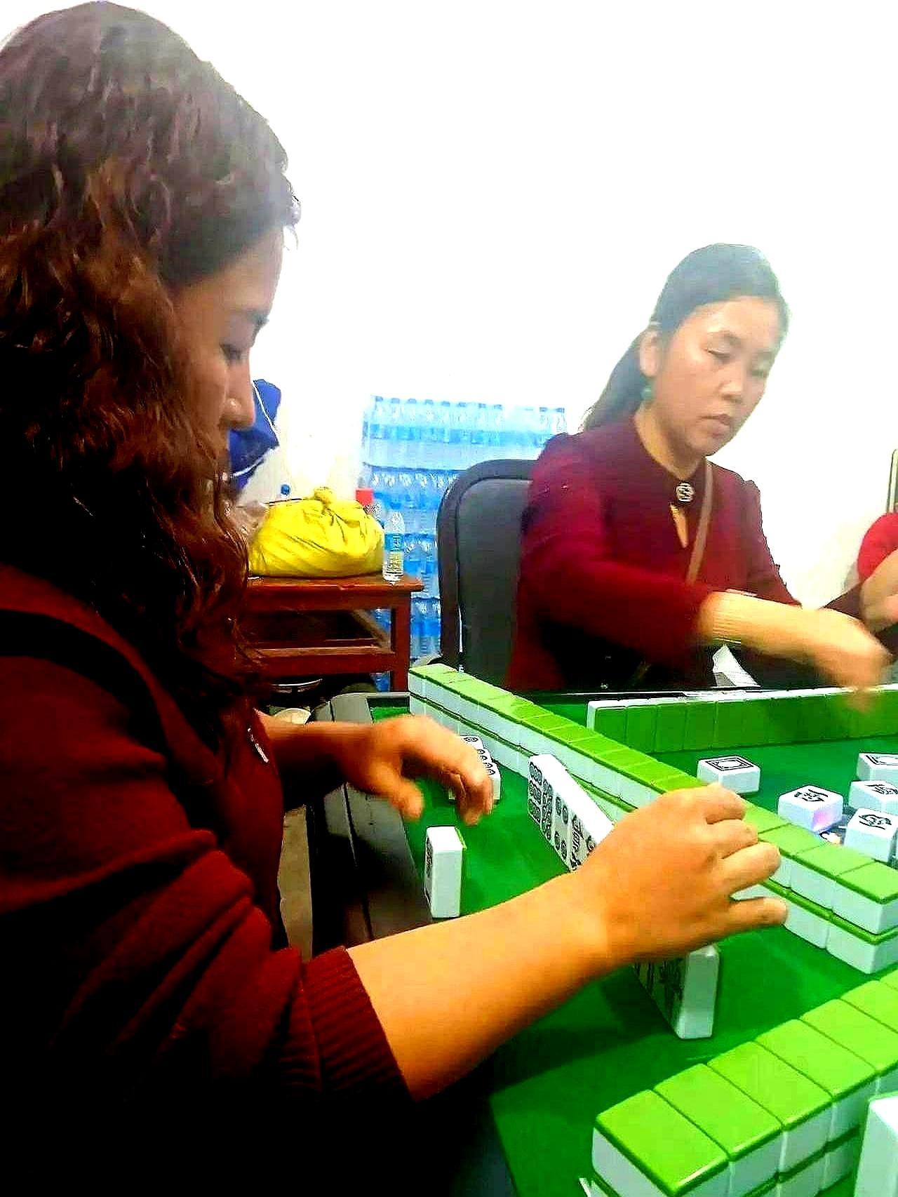 对家打出1万，紧跟着又甩出4万，这牌局的输赢其实已经定了。他这不是瞎打，是