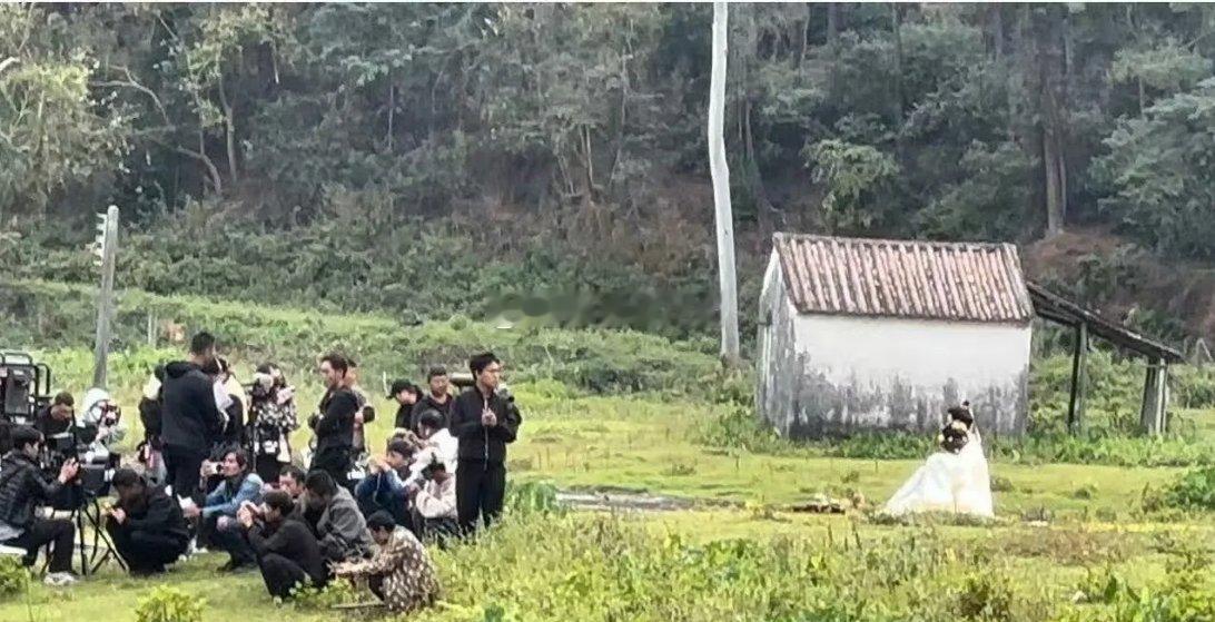 孟子义李昀锐拍吻戏，剧组工作人员集体背过身去，这是为什么是给孟子义李昀锐空间酝酿