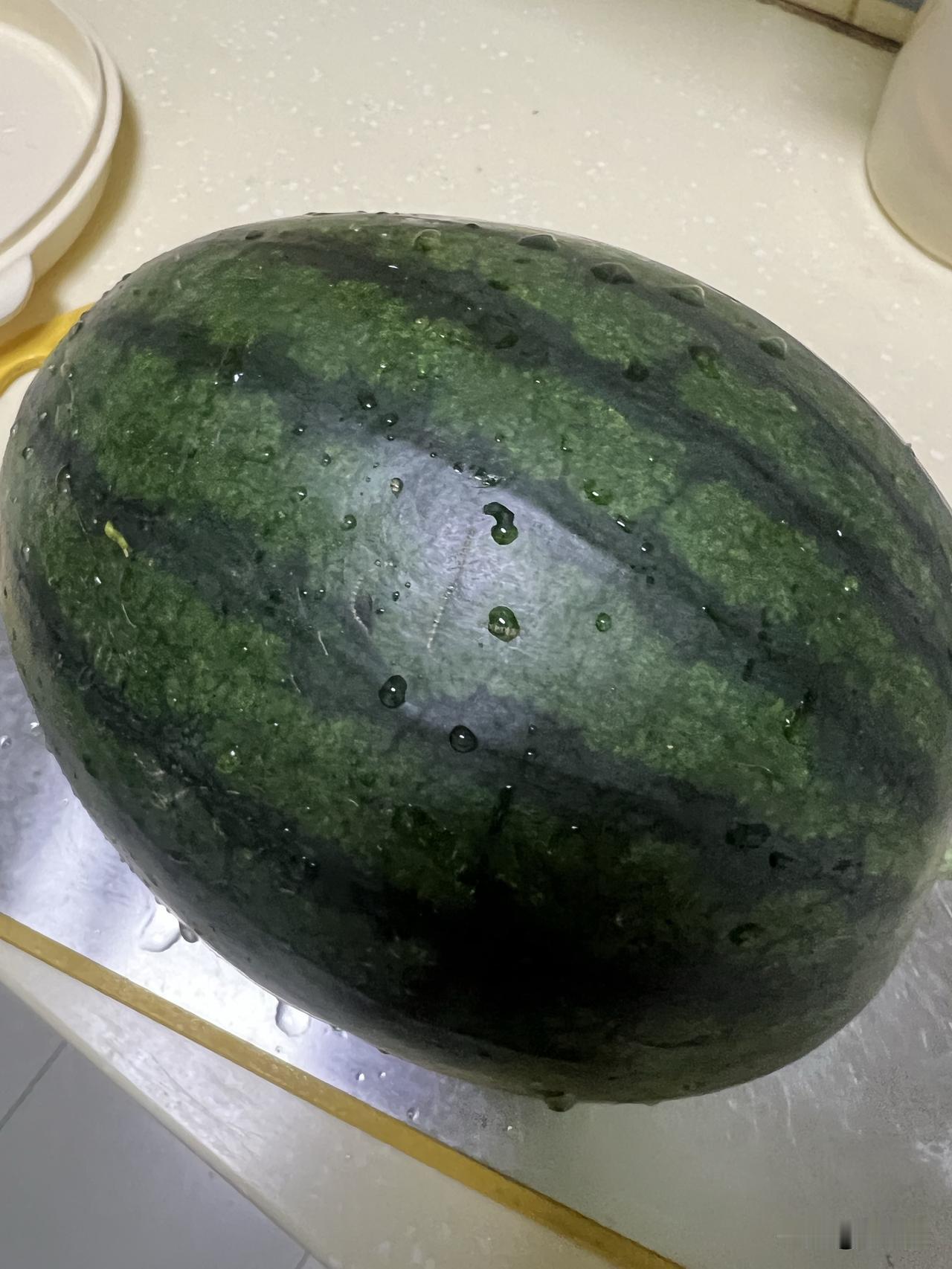 兰州的西瓜现在是真正的大量上市了，我认识的几个卖瓜的瓜农，他们现在都开始在我们附