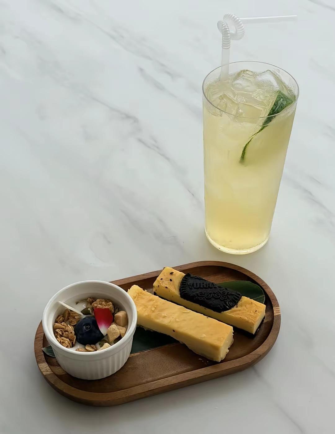 大S曾在节目里说，每天吃不到花椰菜、鸡蛋和豆腐，就觉得心里发空。那会儿汪小菲还在