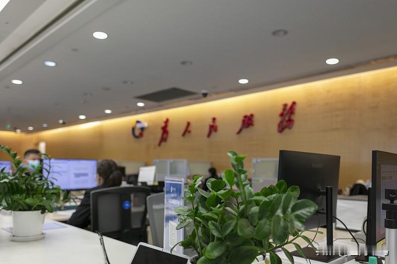 听过无数择业建议，最接地气的还是张雪峰那句大实话：普通人有个事业编身份就不错了，