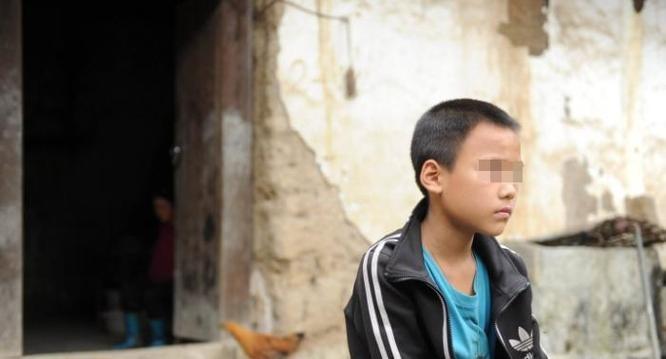2013年，11岁男孩吃了继母几颗瓜子便遭到父亲毒打，此后更是被打了几年，14岁