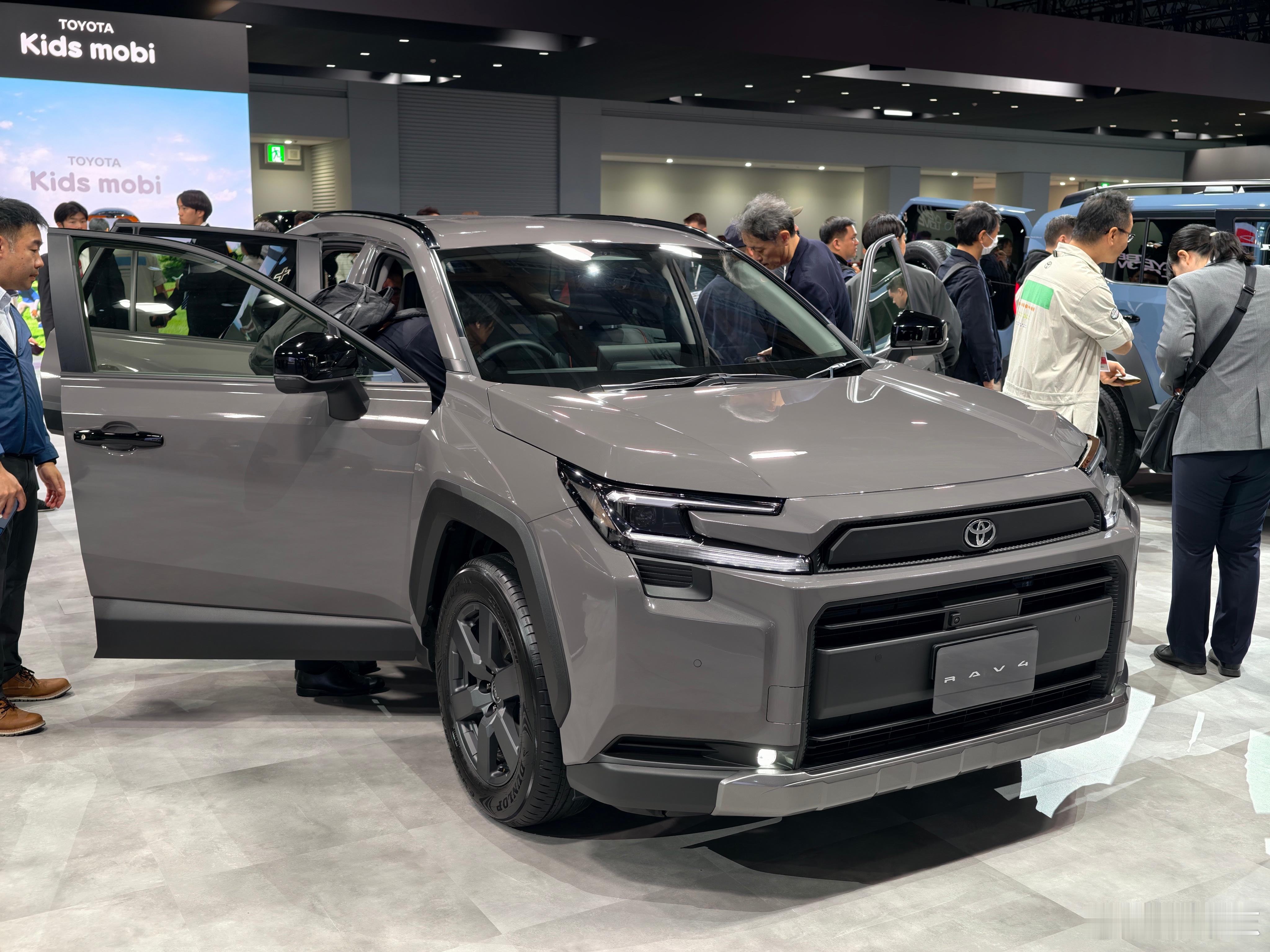 2025东京车展虽然丰田展台以概念车为主，但最吸引媒体的是这辆第六代RAV4，