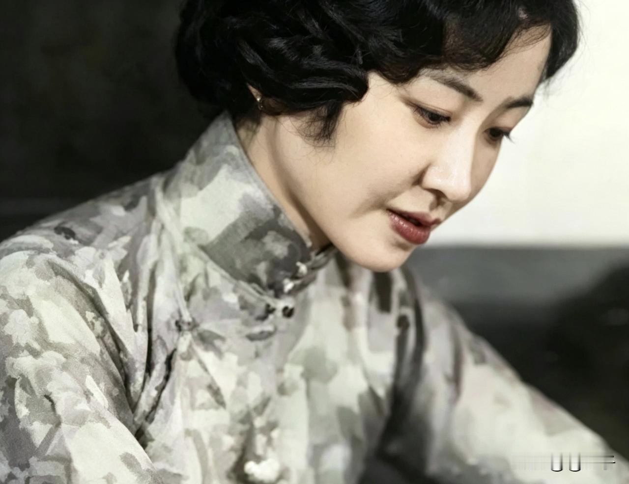 她是溥仪的亲妹妹毓颖，人称三格格。1913年出生于紫禁城，她天生丽质、面容姣好，