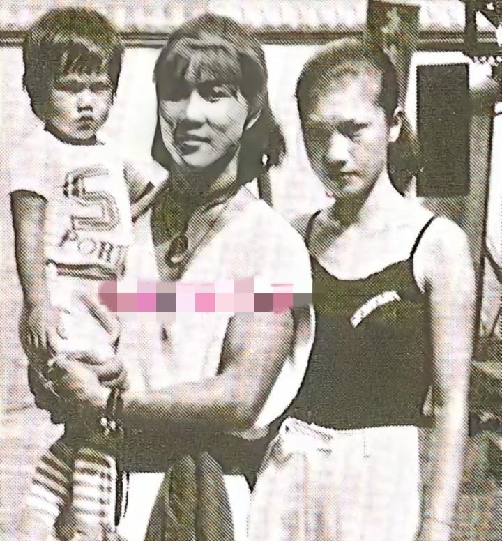 演活“霍元甲”那天，黄元申站在万人中央，掌声能把屋顶掀翻。他却转身剃光头发，把