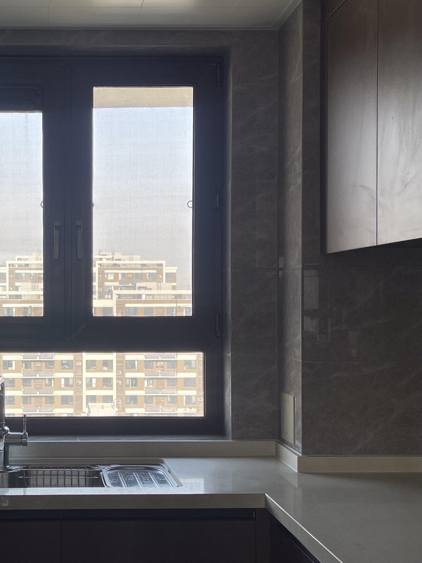 精装房厨房逆袭｜只花500＋改造土味风格。千篇一律的精装风，低成本改造...