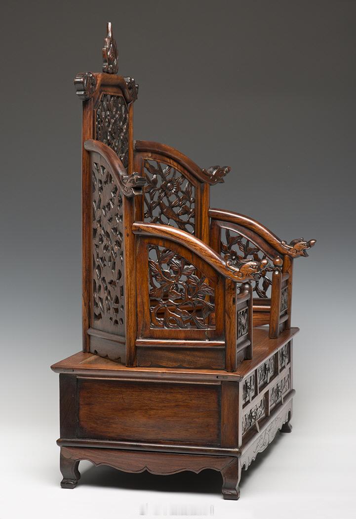 十七/十八世纪黄花梨镜台尺寸：68.6×53.3×31.1cm来源：