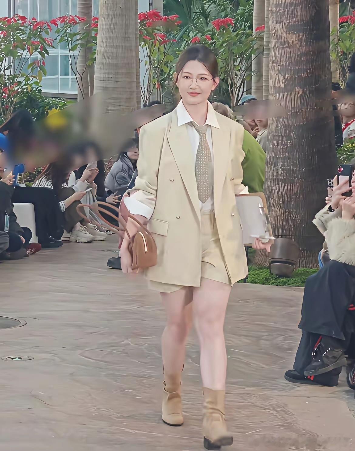 董明珠前秘书孟羽童翻身做老板后，找到新赛道，尝试走秀。