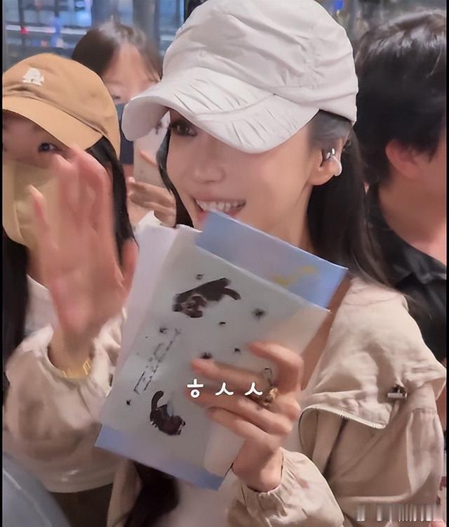 7月28日，杨颖带儿子小海绵以及妈妈一起在上海市区散步时被路过的市民拍到。生图很