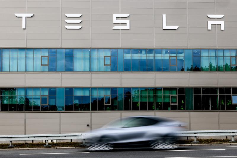 特斯拉又摊上大事了！当地时间10月31日，美国一对因车祸丧生夫妇的4个子女，对特