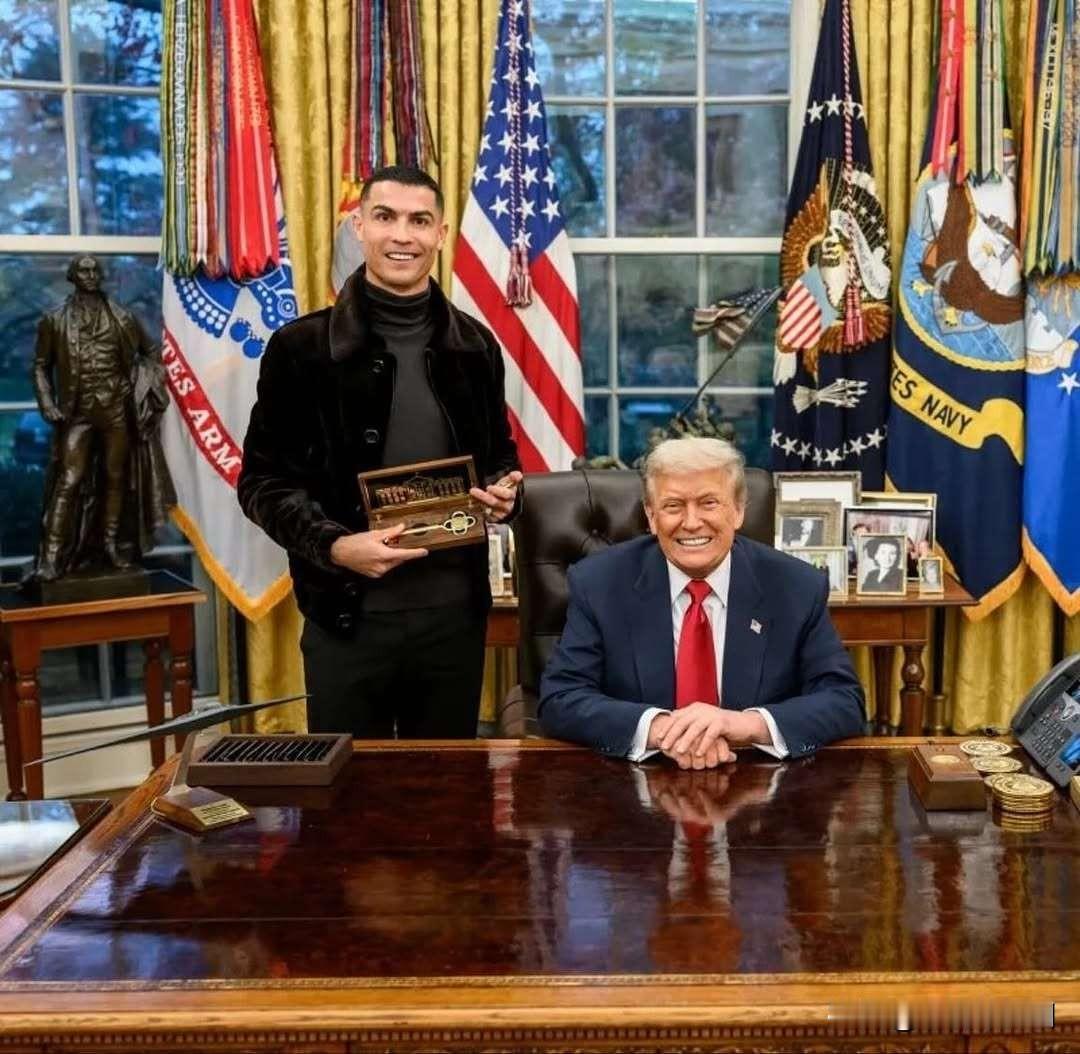 看看C罗，和特朗普聊的是多么开心啊。两人一比，有种说不出来的感觉呢。两个人到