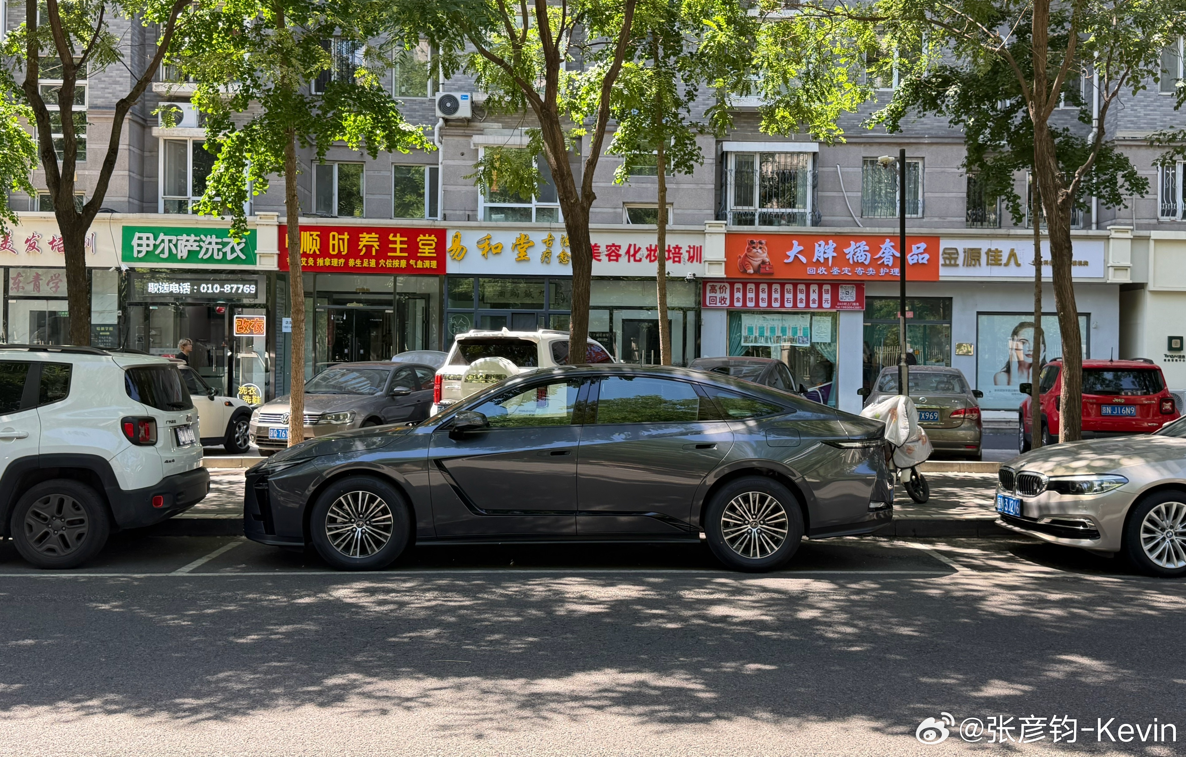 这新雷克萨斯ES300h车长来到了5米1，我就很想要自动泊车了。凯文聊车