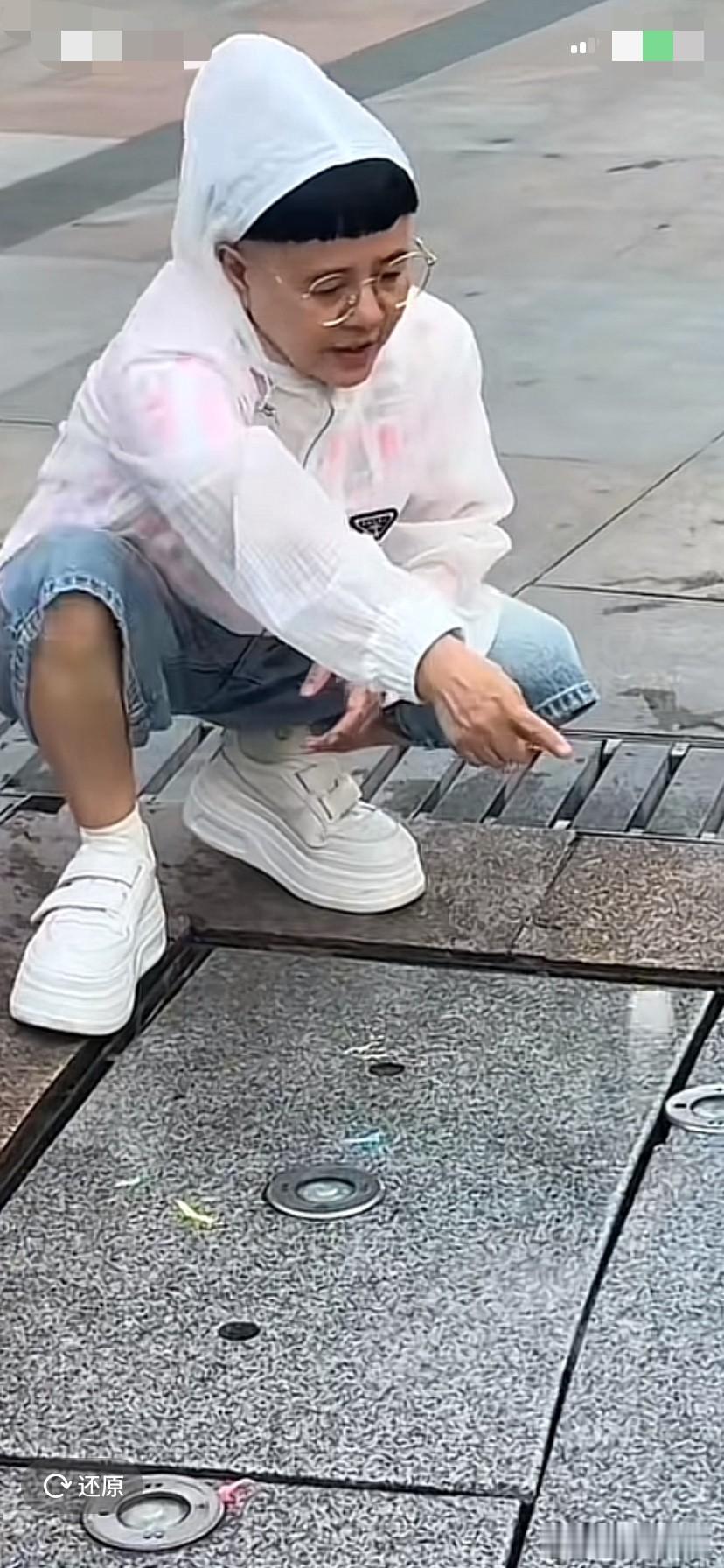 金龟子刘纯燕带着小外孙和别的小朋友一起玩耍！就像普通家长一样，和孩子一起玩水！