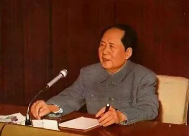 1952年，毛主席问了贺龙和邓小平一个问题：“中国有几个台湾？”不等二人回答
