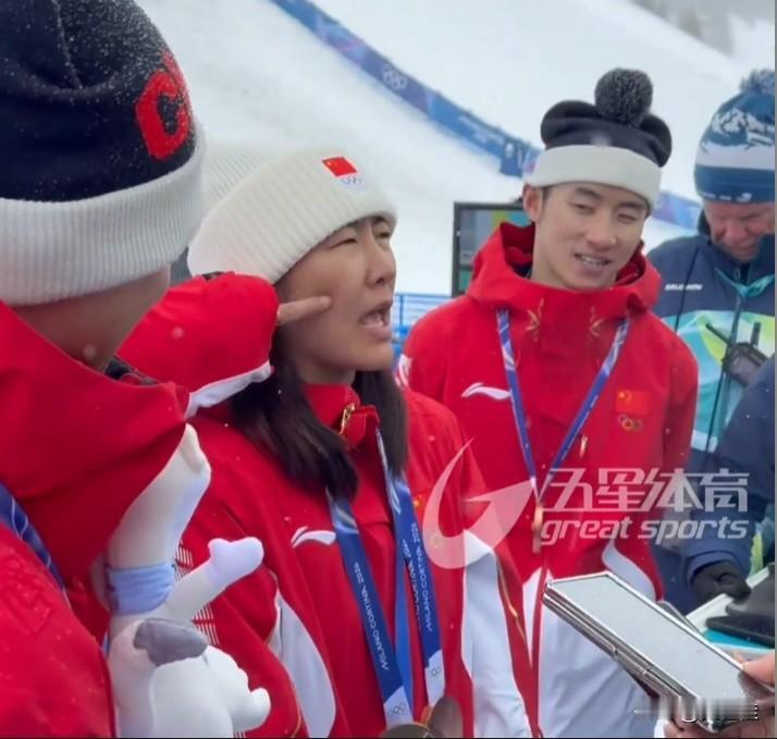 徐梦桃与王心迪夫妻俩采访时甜蜜互动，小动作不断，一旁队友满眼羡慕！采访中王