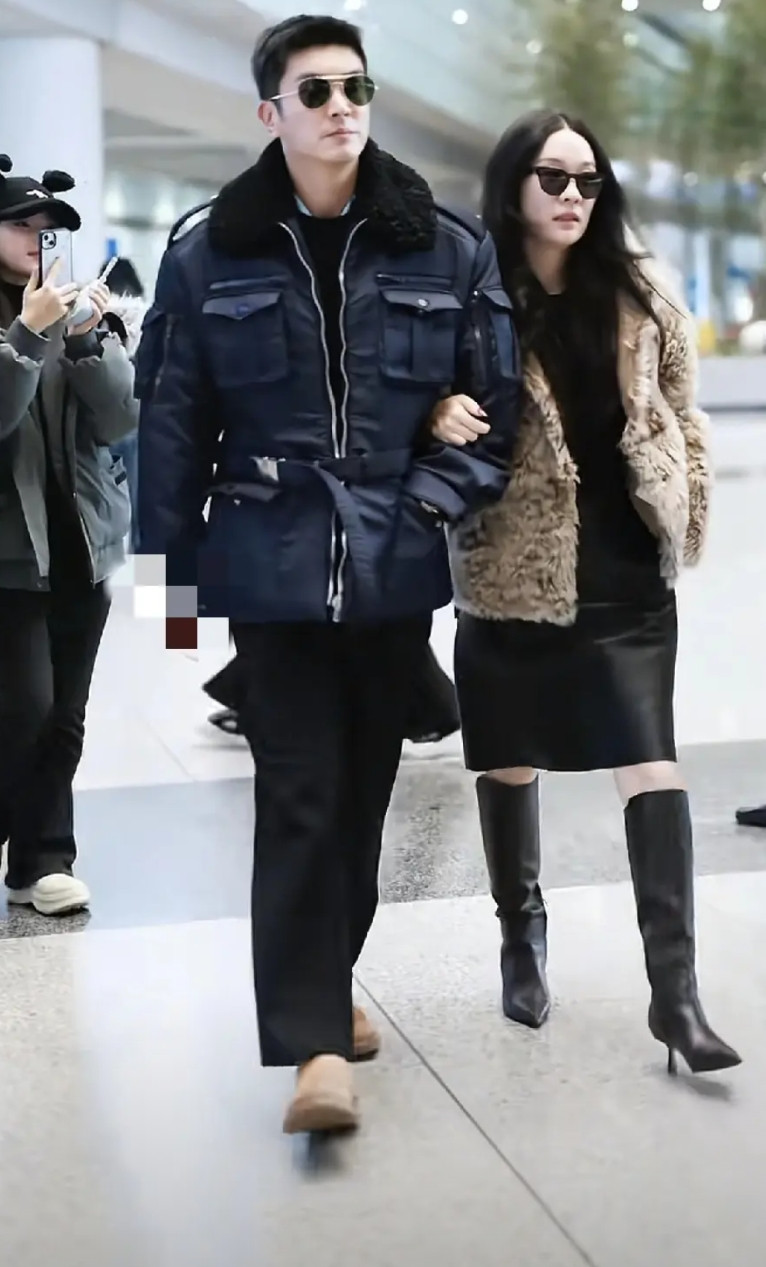 杜江与霍思燕参加完金鸡节回北京，霍思燕在金鸡节上老得不能看，这次在机场同样虎背熊