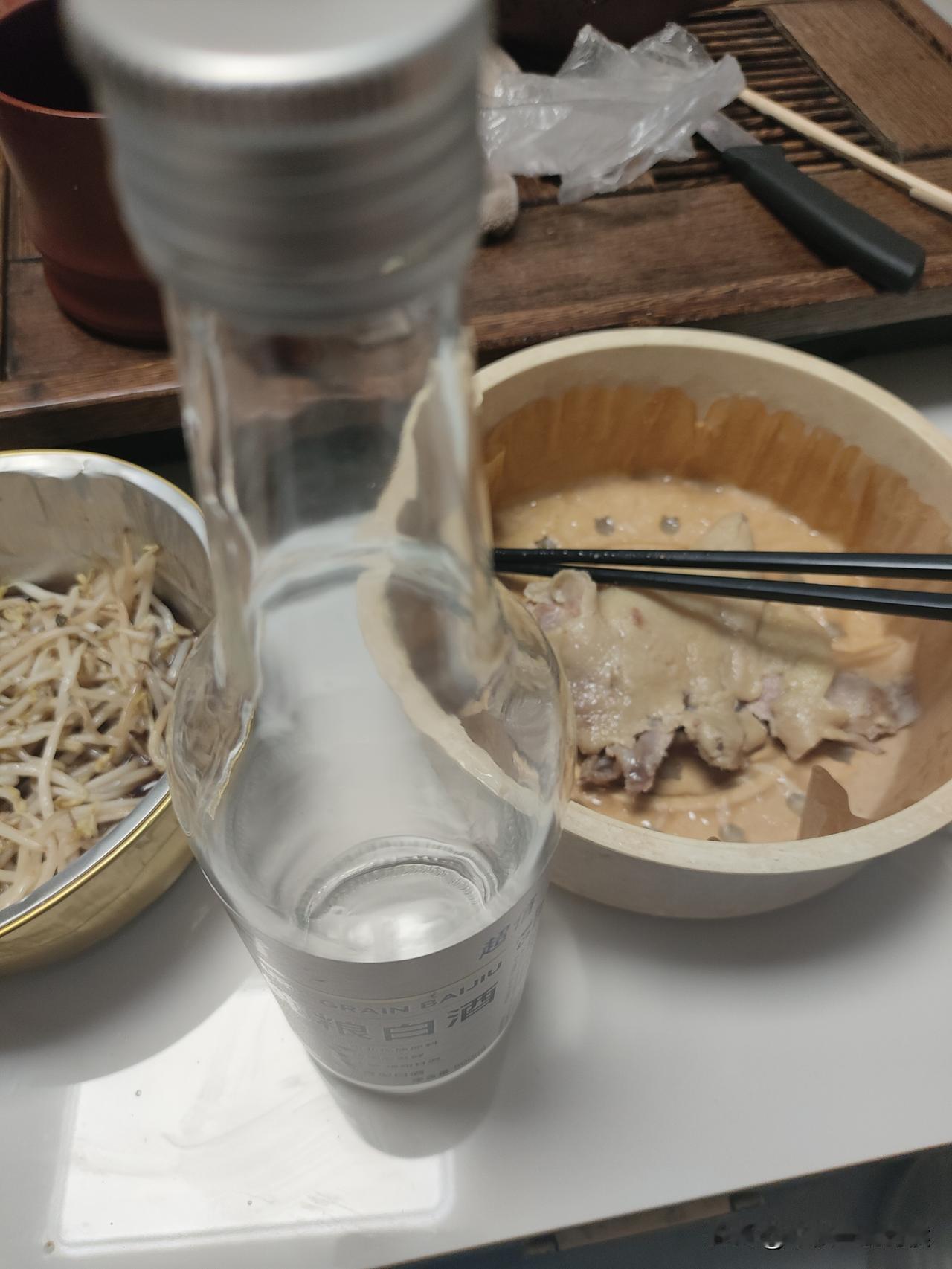 网络把开心还给了穷人。一只盐水鸭网上才卖15块钱，很好吃，很香。两年前，前女