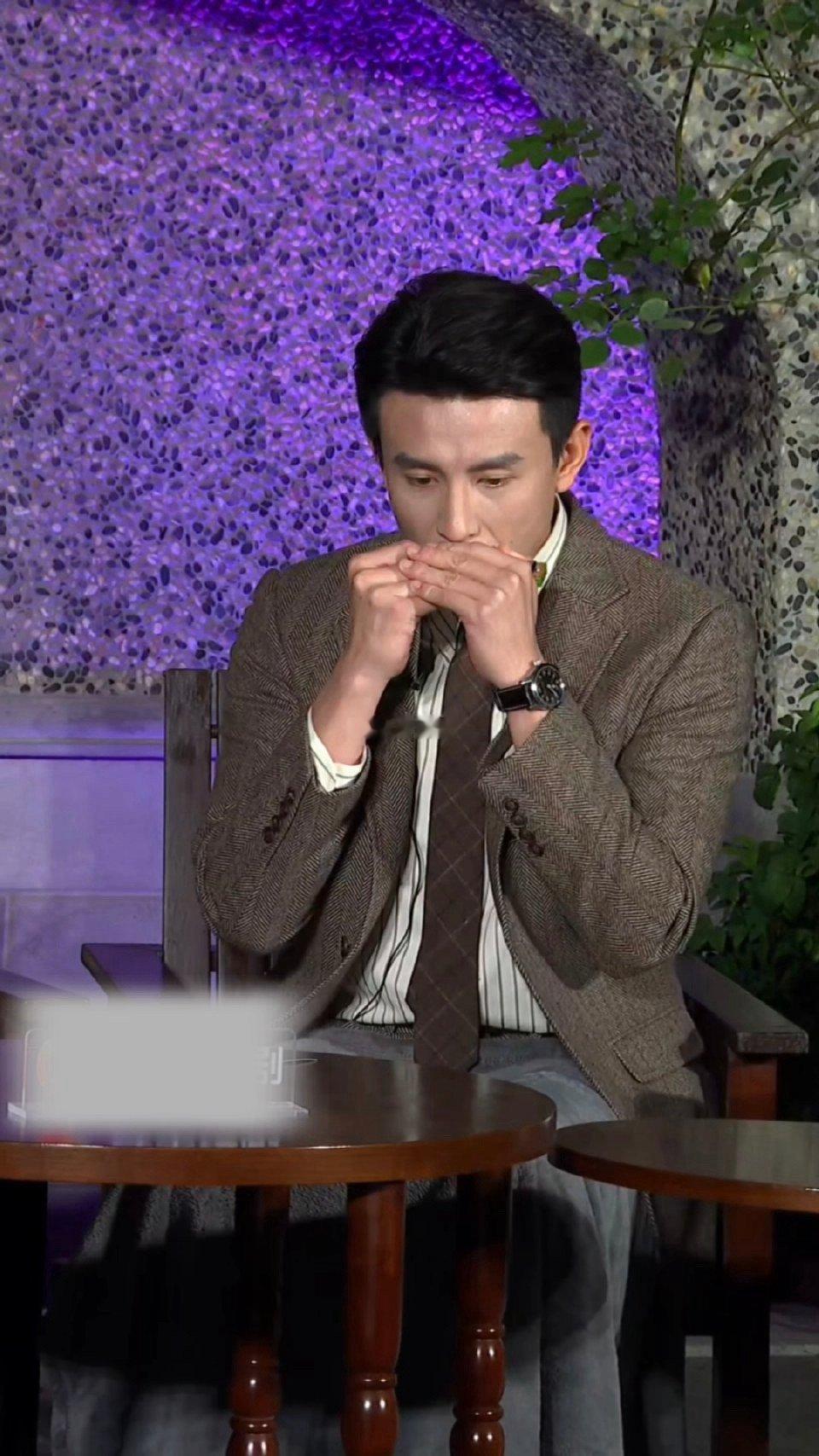 刘萧旭吹口琴又在一本正经搞笑了刘萧旭用口琴吹得有模有样，仿佛每一个音符都在解开