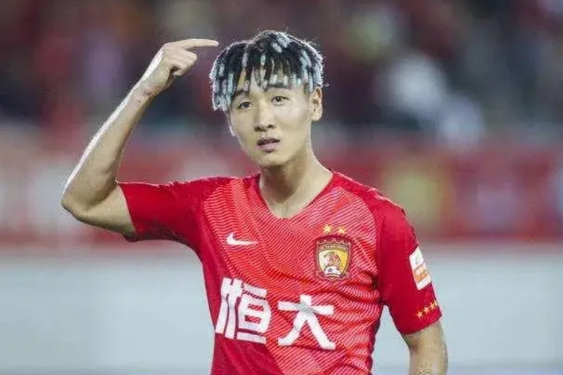 韦世豪当年强行离开鲁能足校是白嫖吗？按照这里韦世豪的说法，是韦世豪经纪公司和他妈