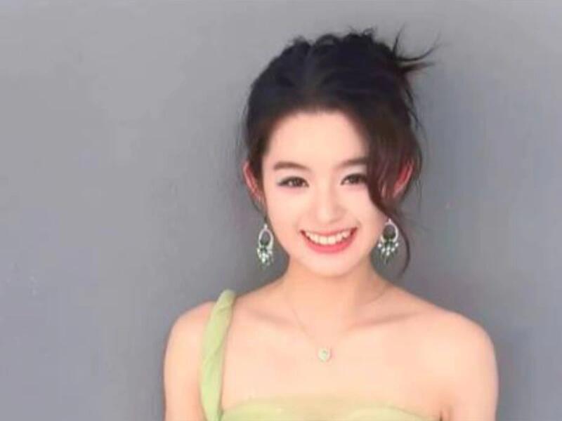 黄杨钿甜爸爸黄杨钿甜高价耳环风波，知情人回应来了！近日，05后演员黄杨钿甜因一组